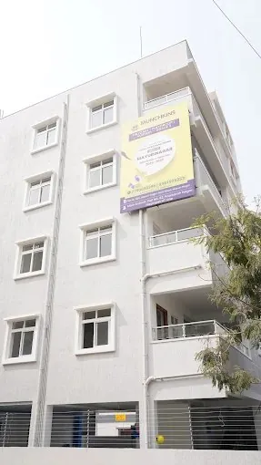 Munchkins Mayuri Nagar building with school banner